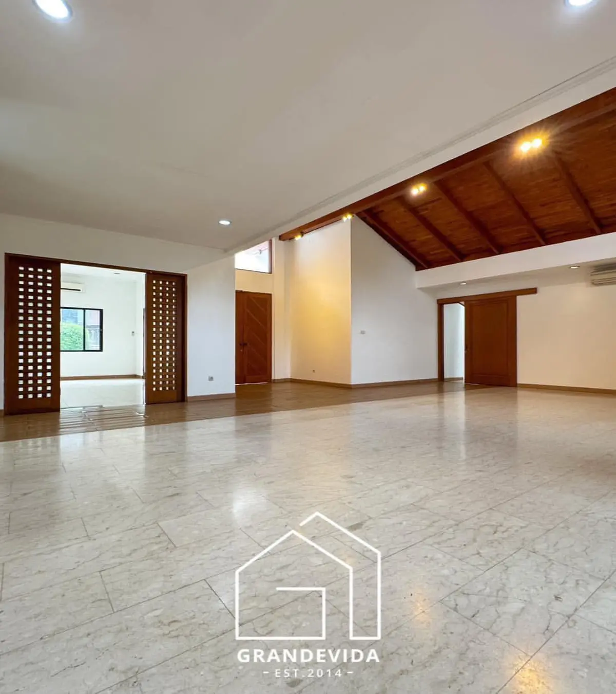 Jual Rumah Kemang Jakarta Selatan | Halaman Luas