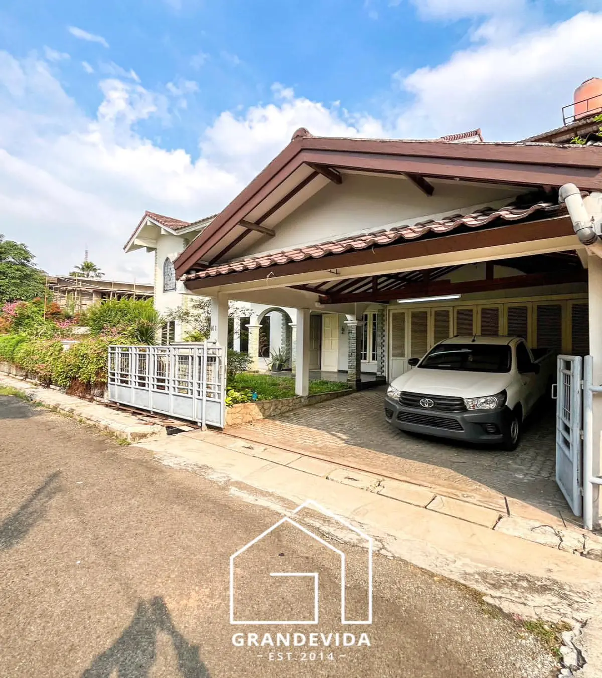 Dijual Cepat: Rumah Luas dengan Taman Asri di Jantung Lebak Bulus
